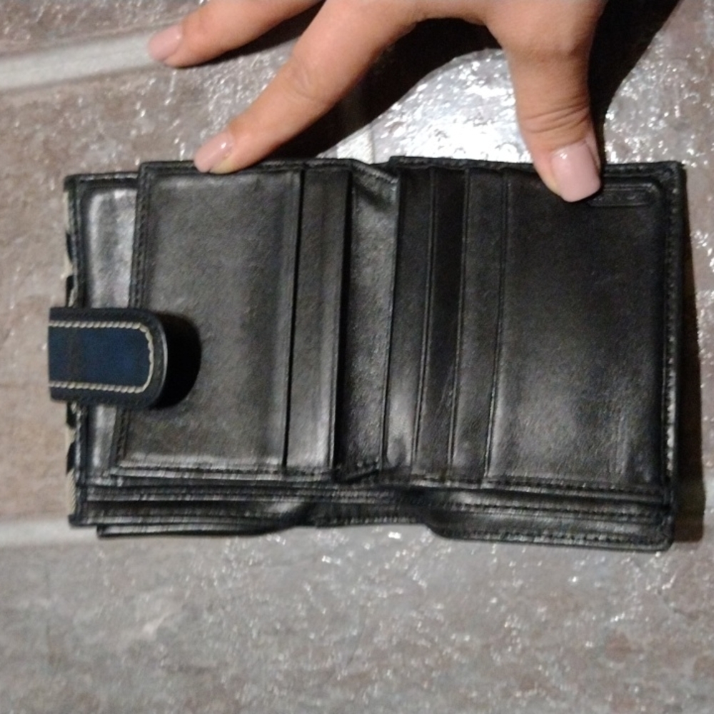Coach signature black compact With plenty card slots and coin cash compartment. - Picture 4 of 7